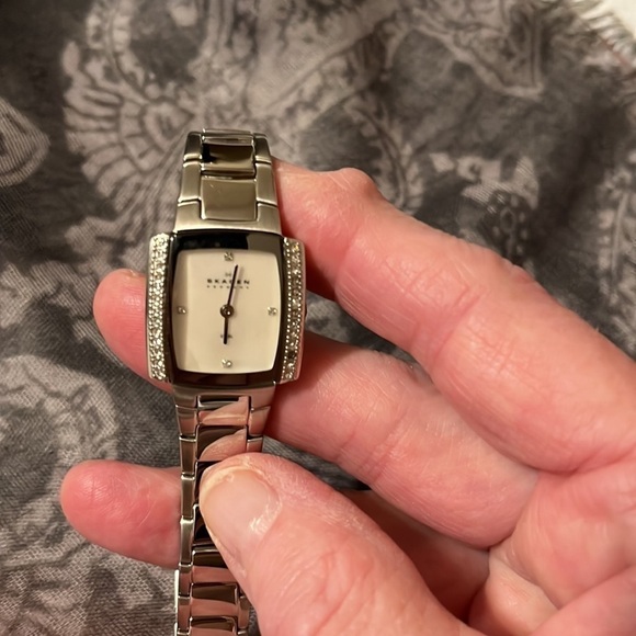 Skagen silver watch with saworkian gemstones. New - Picture 4 of 9